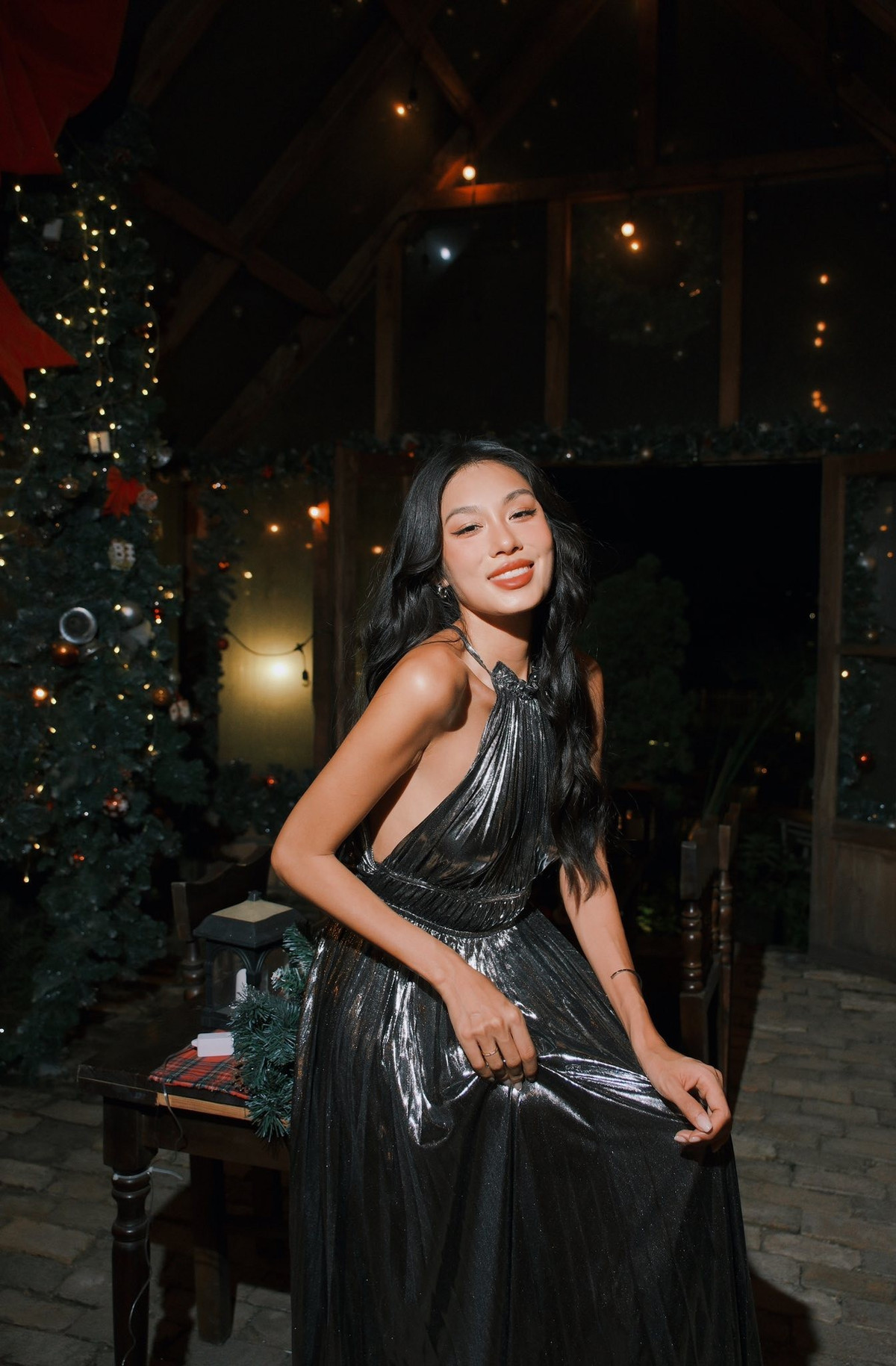 Trong loạt ảnh vừa được chia sẻ, Á hậu Thảo Nhi Lê xuất hiện đầy lộng lẫy trong không gian ngập tràn ánh đèn, cây thông và cảm hứng Giáng sinh – biến mỗi khoảnh khắc thành một khung hình như bước ra từ bộ ảnh thời trang mùa lễ hội cao cấp.