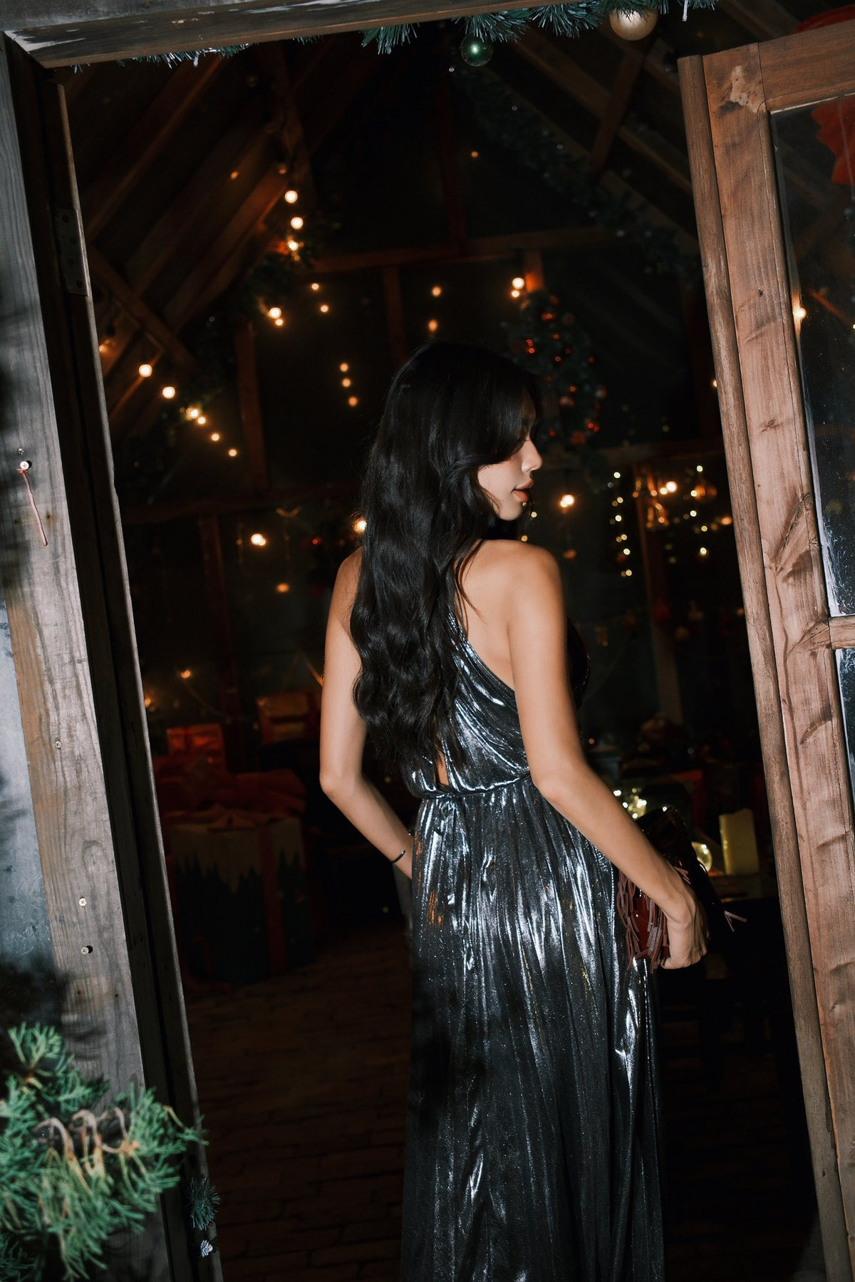 Mái tóc dài uốn gợn sóng được thả tự nhiên, ôm lấy gương mặt hài hòa với đường nét sắc sảo và nụ cười rạng rỡ. Tông trang điểm cam đất ấm áp được xử lý khéo léo, nhấn vào đôi mắt long lanh và bờ môi căng mọng, mang đến vẻ đẹp hiện đại nhưng vẫn sang trọng, quyến rũ. Ở mỗi góc chụp, Thảo Nhi đều toát lên tinh thần của một fashion icon – tự tin, quyến rũ và đầy phong thái.