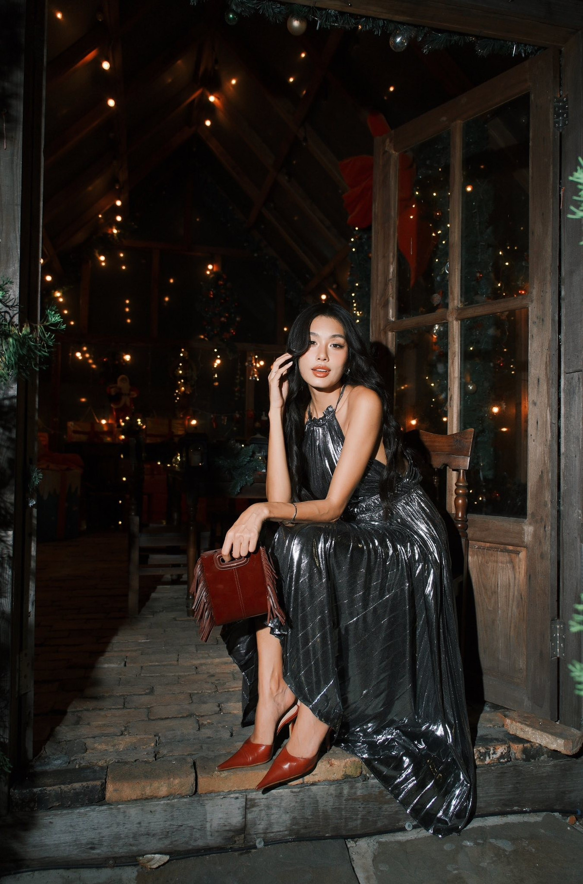 Trong một số khung hình khác, người đẹp khoác thêm chiếc túi da màu nâu trầm, phối cùng giày cao gót ton-sur-ton, tạo điểm nhấn vintage nhẹ nhàng nhưng đẳng cấp. Tất cả giúp tổng thể set đồ trở nên nổi bật mà không làm mất đi sự tinh tế vốn có.