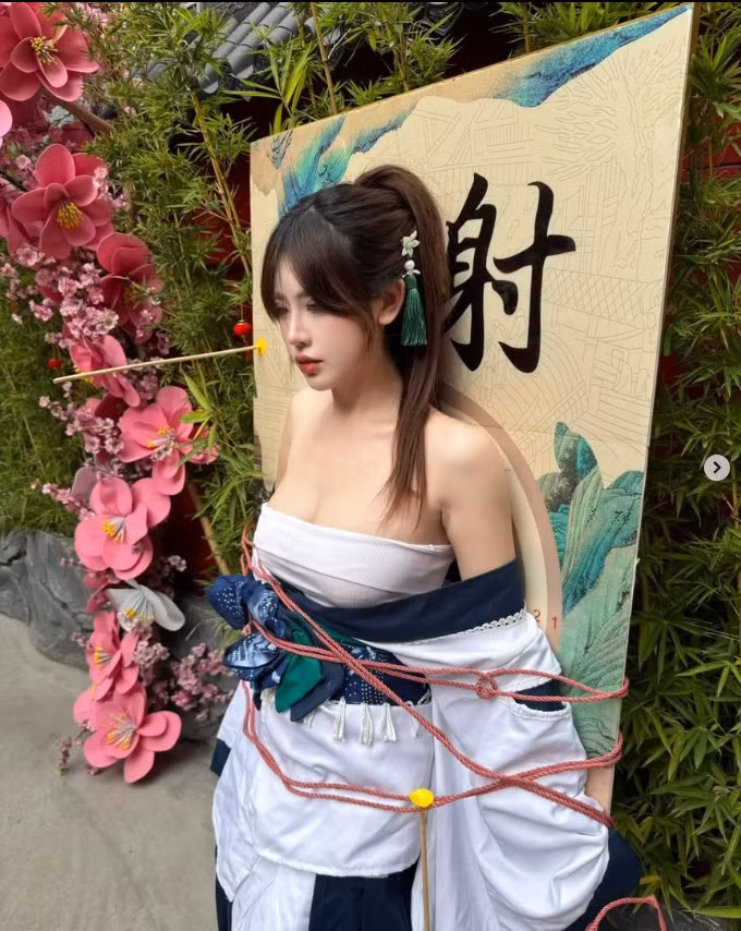 Hot girl không quá phô trương, không lạm dụng những động tác phản cảm, mà khéo léo kết hợp giữa sự gợi cảm vừa đủ, thần thái tự tin và những khoảnh khắc vui nhộn trong gian bếp. Chính điều đó khiến các video nấu ăn của Tố Uyên trở nên dễ xem, vui vẻ và mang tính giải trí cao.