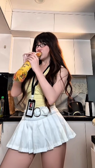 Dù trend này đã xuất hiện từ khá lâu, nhưng cách Tố Uyên triển khai lại mang màu sắc rất riêng.