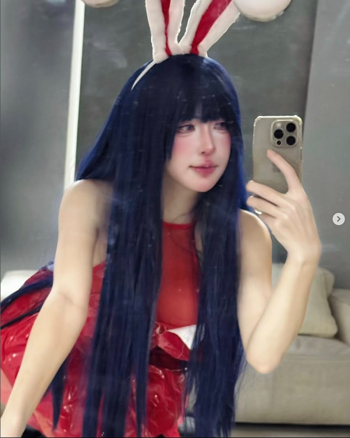 Dù nhắc nhở khán giả hãy "tập trung vào món ăn" ở caption video, nhưng e rằng điều đó là… bất khả thi. Bởi lẽ, "aura" cuốn hút của Tố Uyên dường như lấn át hoàn toàn món chính. Từ dáng đứng, ánh nhìn cho tới từng động tác nhỏ, tất cả đều tạo nên một tổng thể rất bắt mắt, táo bạo, quyến rũ.