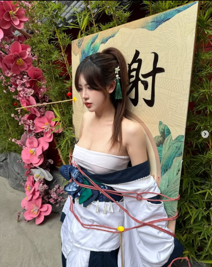 Hot girl không quá phô trương, không lạm dụng những động tác phản cảm, mà khéo léo kết hợp giữa sự gợi cảm vừa đủ, thần thái tự tin và những khoảnh khắc vui nhộn trong gian bếp. Chính điều đó khiến các video nấu ăn của Tố Uyên trở nên dễ xem, vui vẻ và mang tính giải trí cao.