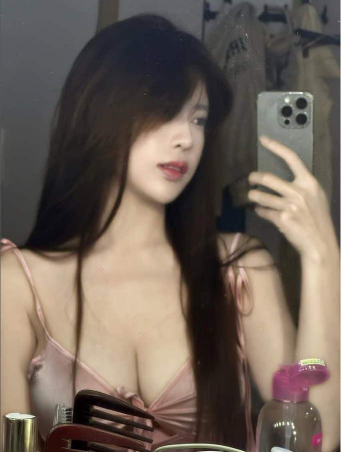 Theo thời gian, các video của UNa To Uyen ghi nhận lượng tương tác ngày càng tăng, lượt xem và bình luận cũng trở nên sôi nổi hơn. Rõ ràng, khi biết tận dụng thế mạnh của bản thân và bắt trend một cách thông minh, nàng hot girl đã tìm được con đường riêng trên mạng xã hội.