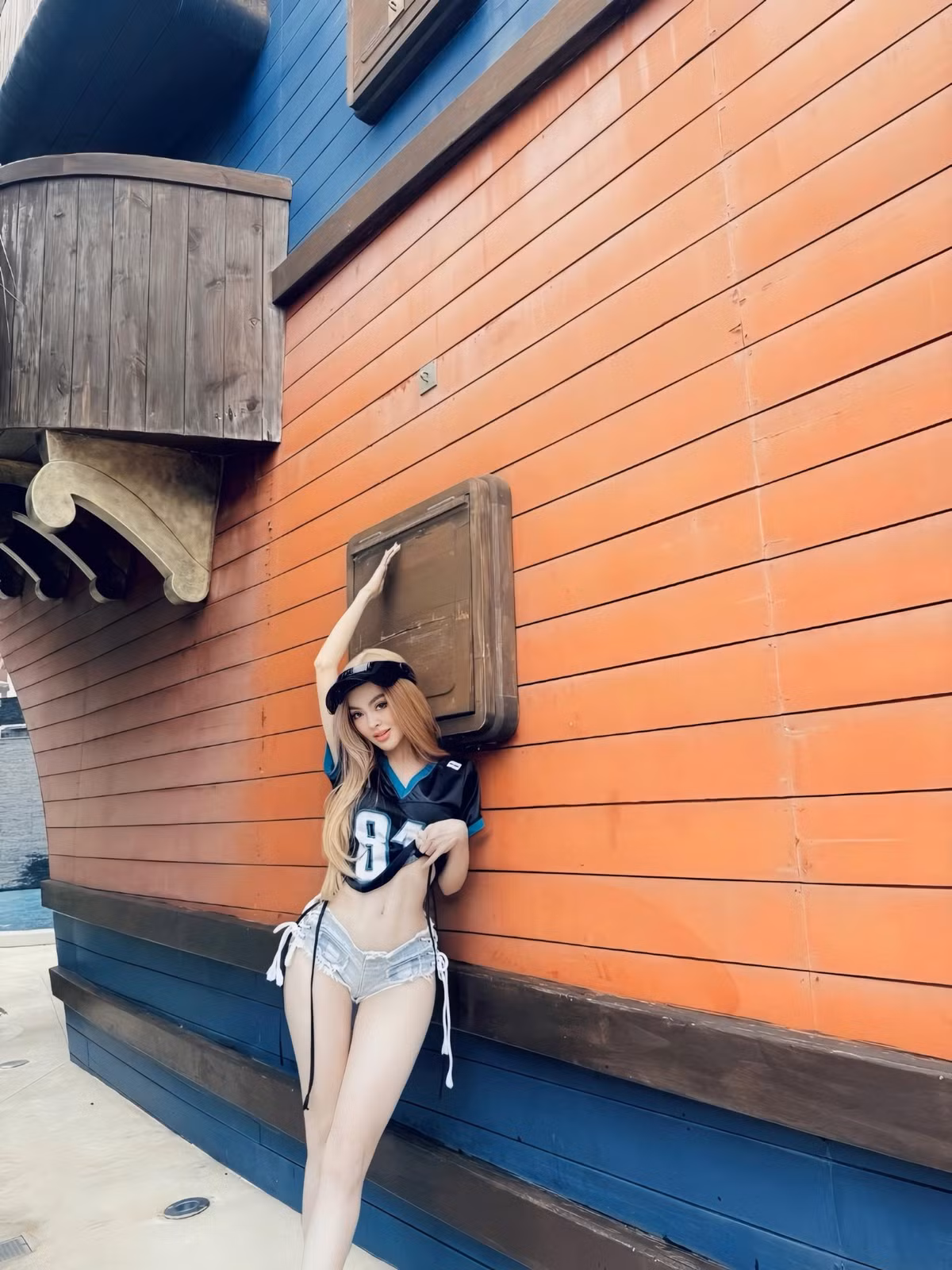 Trong những hình ảnh được lan truyền, cô diện những chiếc quần short cực ngắn, kết hợp cùng áo ôm sát hoặc crop top, tôn lên vóc dáng thon gọn và đôi chân dài.