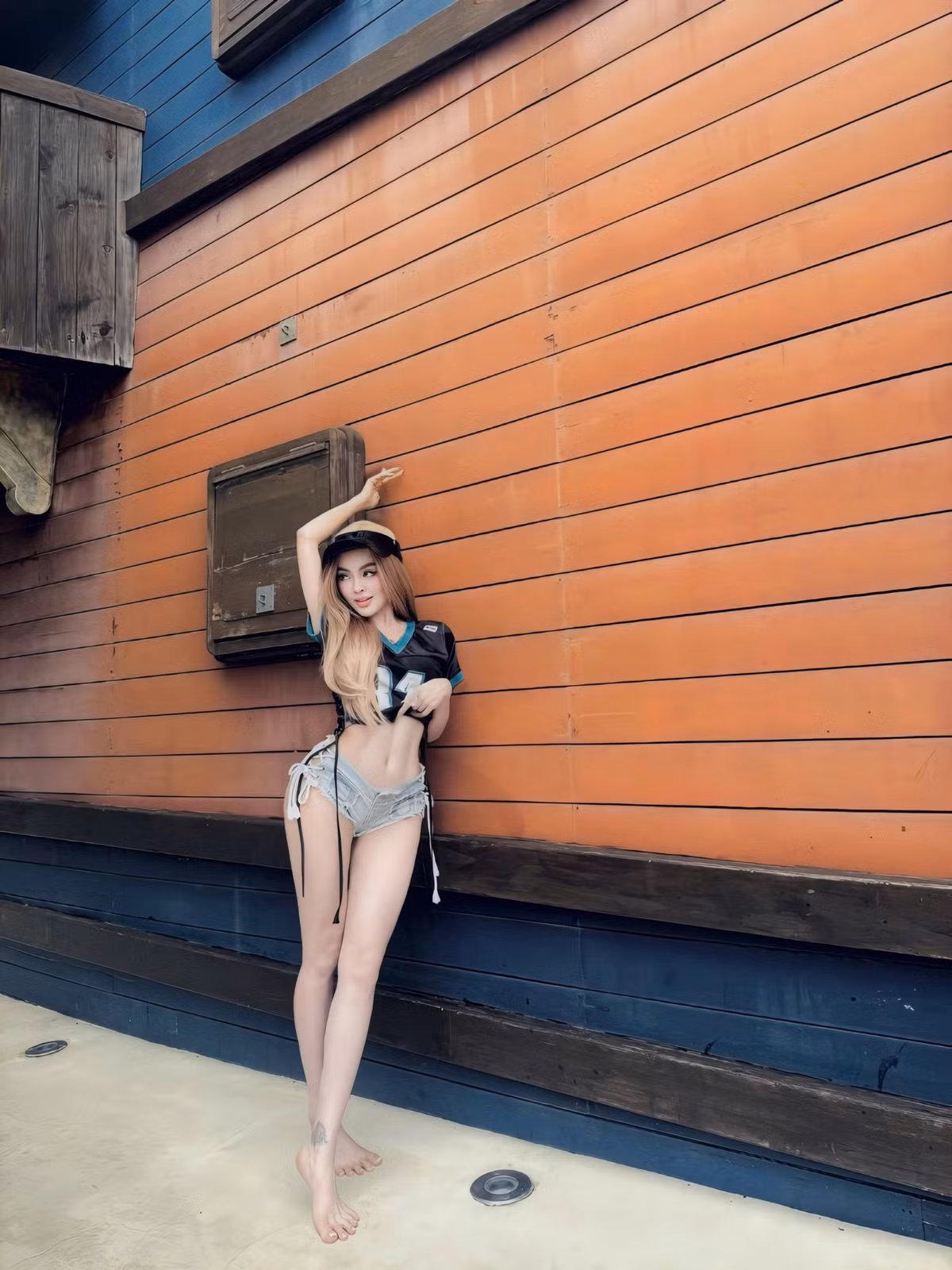 Thời gian gần đây, dù ở bất cứ đâu, từ đường phố, quán ăn hay trong các video quảng cáo, hot girl bán hàng online thị phi này đều gây ấn tượng mạnh với sự tự tin và lựa chọn trang phục có phần "kiệm vải".