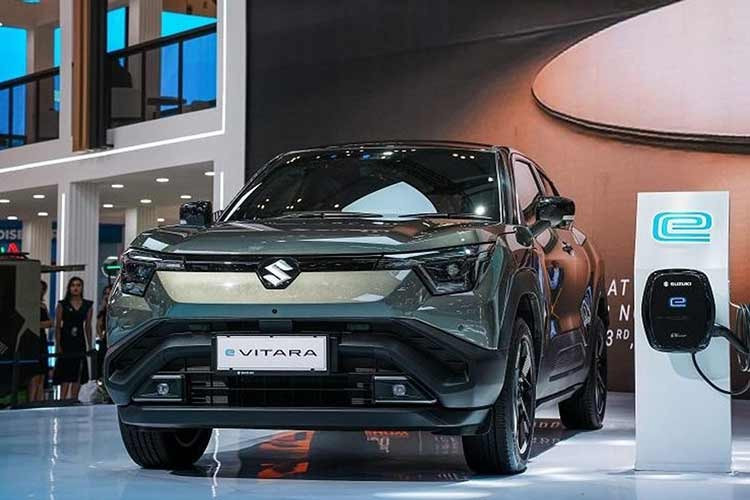 Suzuki e Vitara là dòng SUV điện hoàn toàn mới đã lần đầu tiên ra mắt toàn cầu vào tháng 11/2024. Đây cũng là phiên bản thương mại của mẫu xe concept eVX. Xe sở hữu kích thước dài x rộng x cao lần lượt 4.275 x 1.800 x 1.635 mm, chiều dài cơ sở 2.700 mm và khoảng sáng gầm 180 mm. Với kích thước này, Suzuki e Vitara là đối thủ tiềm năng của VinFast VF6.