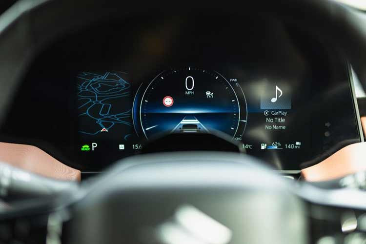 Ghế thông hơi, ghế lái chỉnh điện 10 hướng, ghế sau gập 60:40 và có thể ngả lưng, kết nối Apple CarPlay/Android Auto không dây, hệ thống điều hòa tự động 1 vùng, sạc điện thoại không dây, phanh tay điện tử cùng tính năng tự động giữ phanh tạm thời cũng được trang bị cho xe.