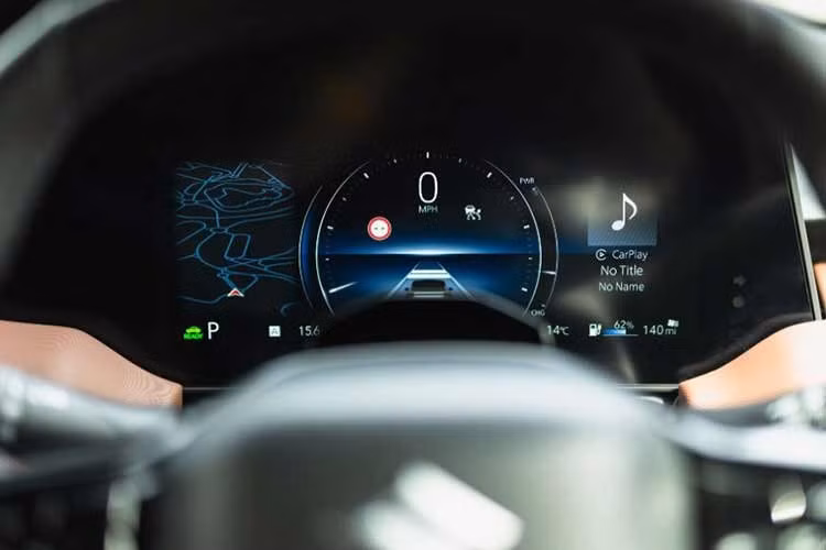 Ghế thông hơi, ghế lái chỉnh điện 10 hướng, ghế sau gập 60:40 và có thể ngả lưng, kết nối Apple CarPlay/Android Auto không dây, hệ thống điều hòa tự động 1 vùng, sạc điện thoại không dây, phanh tay điện tử cùng tính năng tự động giữ phanh tạm thời cũng được trang bị cho xe.