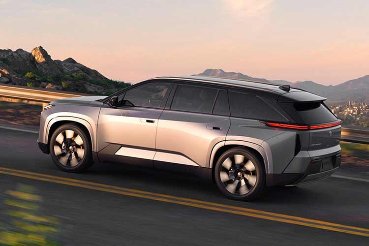 Giá bán Toyota Highlander EV 2027 chính thức sẽ được công bố trong thời gian tới, nhưng mức dự kiến khoảng 55.000 USD. Với cấu hình 7 chỗ rộng rãi, công suất mạnh mẽ và tầm hoạt động trên 600 km, Highlander EV được kỳ vọng sẽ trở thành một trong những mẫu SUV điện gia đình đáng chú ý nhất của Toyota trong giai đoạn điện hóa sắp tới.