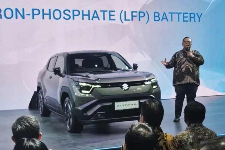 Tại triển lãm IIMS 2026, hãng Suzuki đã chính thức bán mẫu SUV thuần điện e Vitara ở thị trường Indonesia. Cũng trong sự kiện này, giá bán của Suzuki e Vitara tại Indonesia cũng đã được công bố, lên đến 755 triệu Rupiah (khoảng 1,17 tỷ đồng). Cần lưu ý rằng mức giá này chưa bao gồm thiết bị sạc tại nhà.