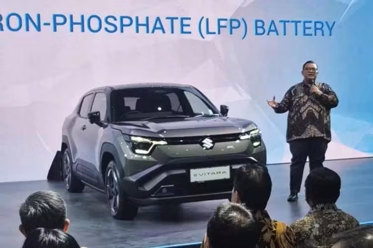 Tại triển lãm IIMS 2026, hãng Suzuki đã chính thức bán mẫu SUV thuần điện e Vitara ở thị trường Indonesia. Cũng trong sự kiện này, giá bán của Suzuki e Vitara tại Indonesia cũng đã được công bố, lên đến 755 triệu Rupiah (khoảng 1,17 tỷ đồng). Cần lưu ý rằng mức giá này chưa bao gồm thiết bị sạc tại nhà.