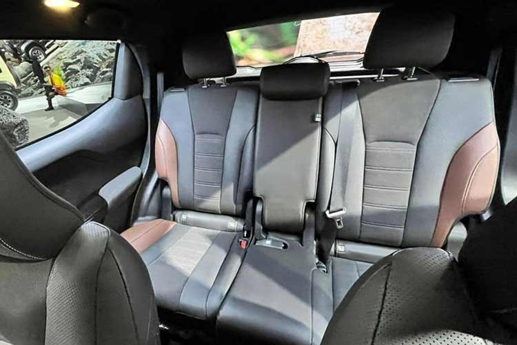 Tại thị trường Indonesia, Suzuki e Vitara được trang bị mô-tơ điện có công suất tối đa 128 kW (khoảng 174 mã lực) và mô-men xoắn cực đại 193 Nm. Sức mạnh được truyền tới bánh trước thông qua hệ thống eAxle.