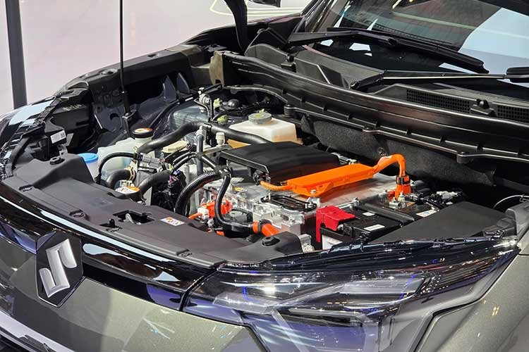 Bên cạnh đó là pin lithium-sắt-photphat (LFP) có dung lượng 61 kWh, hỗ trợ sạc nhanh DC, cho phép Suzuki e Vitara sạc pin từ 15% lên 80% trong khoảng 50 phút.