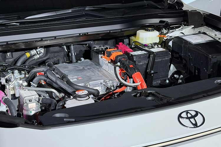 Phiên bản hai mô-tơ dẫn động bốn bánh toàn thời gian (AWD) cho tổng công suất 343 mã lực, mô-men xoắn 438 Nm, tăng tốc 0–100 km/h trong 7,3 giây và phạm vi hoạt động tối đa 602 km theo chuẩn WLTP.