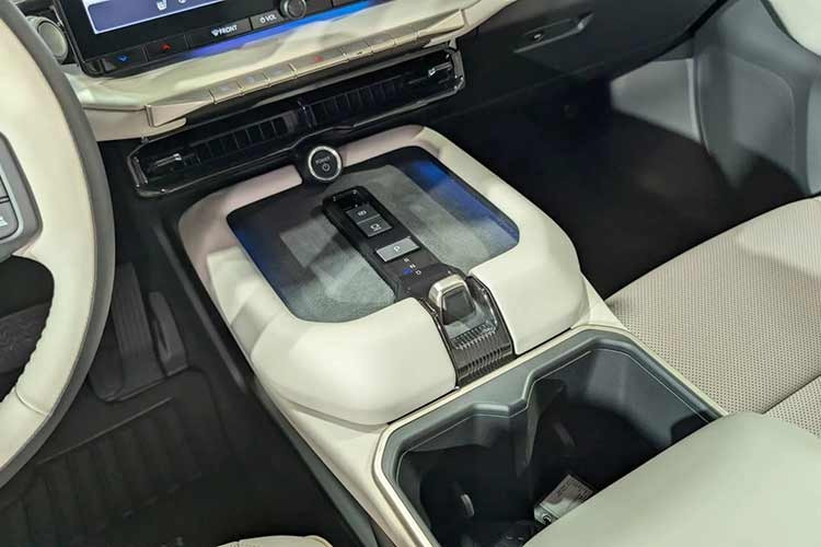 Toyota Highlander EV có chiều dài 5.050 mm, rộng 1.988 mm, cao 1.709 mm và trục cơ sở 3.050 mm. So với Toyota Fortuner (4.795 x 1.855 x 1.835 mm, trục cơ sở 2.745 mm), Highlander EV vượt trội về chiều dài và chiều rộng, đồng thời có trục cơ sở dài hơn đáng kể, hứa hẹn mang lại không gian nội thất rộng rãi hơn.