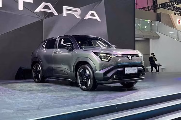 Vào hồi tháng 10/2025, trong khuôn khổ sự kiện ra mắt mẫu Suzuki Fronx tại TP. HCM, thương hiệu Nhật Bản cũng trưng bày mẫu xe thuần điện Suzuki eVitara tại Việt Nam nhưng không công bố cụ thể có cho ra mắt hay không?