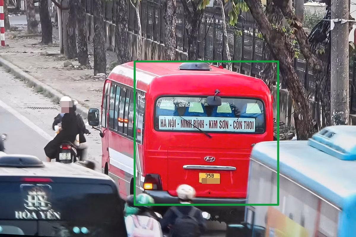 Hình ảnh xe đón trả khách sai quy định được camera AI ghi lại. Ảnh: Fanpage Công an TP Hà Nội.