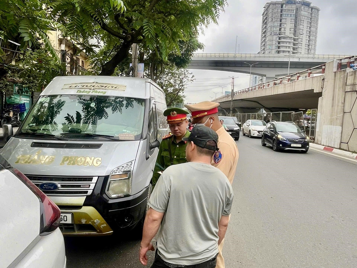 Đội CSGT đường bộ số 14 kết hợp với Công an phường Phương Liệt xử lý các vi phạm về dừng, đỗ tại đường Giải Phóng - Hà Nội. Ảnh: Fanpage Công an TP Hà Nội.