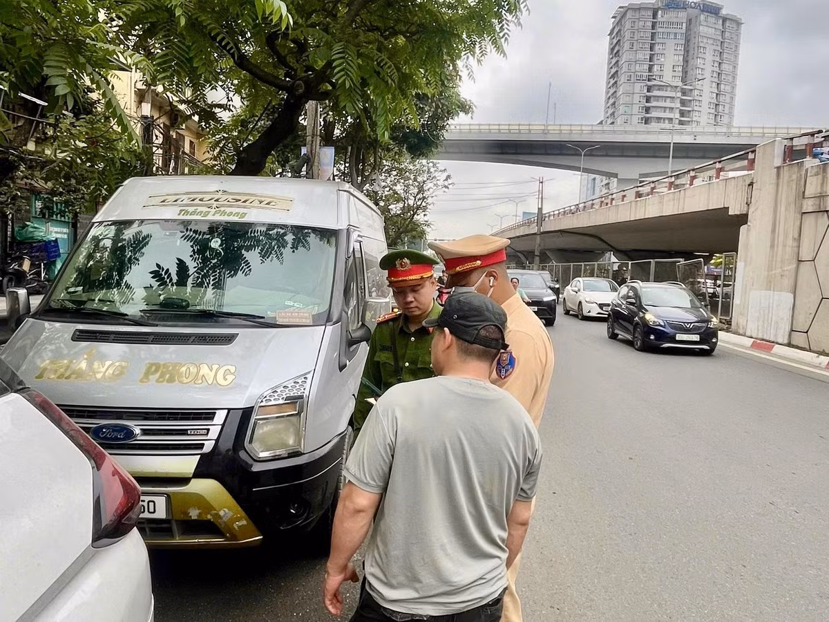 Đội CSGT đường bộ số 14 kết hợp với Công an phường Phương Liệt xử lý các vi phạm về dừng, đỗ tại đường Giải Phóng - Hà Nội. Ảnh: Fanpage Công an TP Hà Nội.