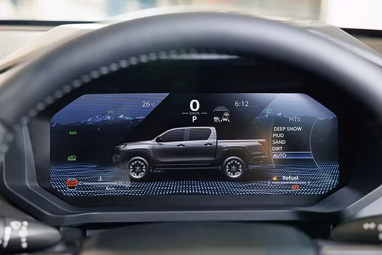 Trang bị tiện nghi của mẫu xe bán tải Hilux 2026 nhà Toyota được nâng tầm với điều hòa tự động hai vùng, sạc không dây, phanh tay điện tử, nhiều cổng USB, nội thất bọc da Softex và hệ thống âm thanh 8 loa.