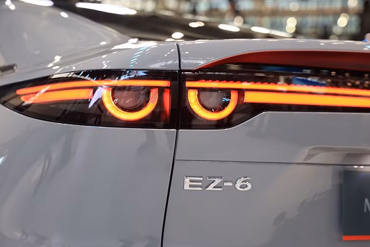Về ngoại hình, mẫu xe sedan thuần điện Mazda 6e sắp ra mắt Đông Nam Á cũng như bản EZ-6 tại Trung Quốc. Xe được thiết kế theo phong cách fastback 5 cửa, mang lại dáng vẻ hiện đại và liền lạc, đồng thời vẫn giữ tinh thần của ngôn ngữ KODO quen thuộc.