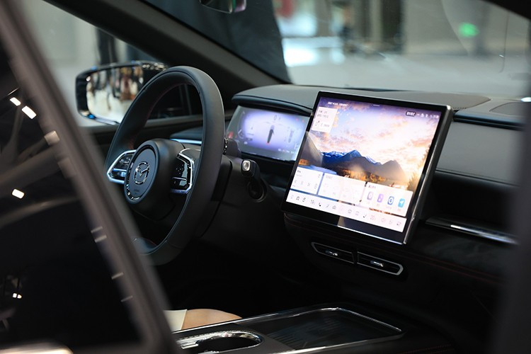 Bên trong khoang cabin, Mazda trang bị cho 6e màn hình giải trí trung tâm 14,6 inch, cụm đồng hồ kỹ thuật số 10,2 inch và HUD hiển thị trên kính lái. Xe có điều hòa tự động 3 vùng, sạc không dây và cửa sổ trời toàn cảnh cố định.