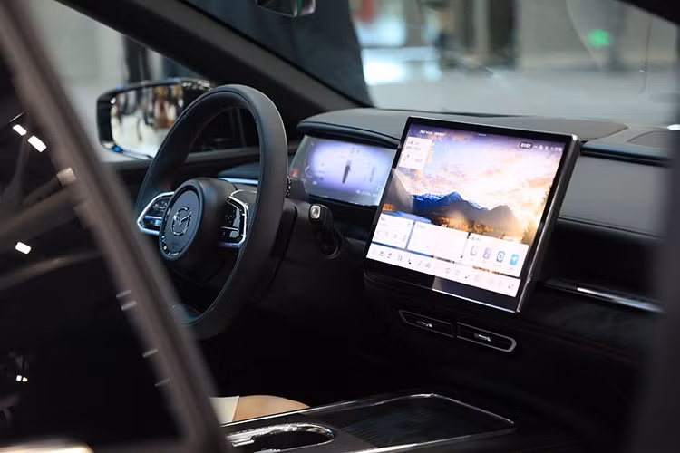 Bên trong khoang cabin, Mazda trang bị cho 6e màn hình giải trí trung tâm 14,6 inch, cụm đồng hồ kỹ thuật số 10,2 inch và HUD hiển thị trên kính lái. Xe có điều hòa tự động 3 vùng, sạc không dây và cửa sổ trời toàn cảnh cố định.