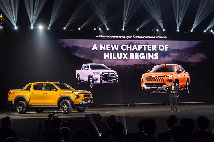 Xe cũng được trang bị giá đỡ động cơ thủy lực và giảm xóc cải tiến giúp cải thiện độ êm ái khi vận hành.Toyota Safety Sense trở thành tiêu chuẩn trên tất cả phiên bản, bao gồm: cảnh báo điểm mù, camera 360 độ, cảnh báo va chạm trước, giữ làn đường, điều khiển hành trình thích ứng, hỗ trợ đổ dốc, khởi hành ngang dốc, cảm biến trước/sau và kiểm soát lắc rơ-moóc.