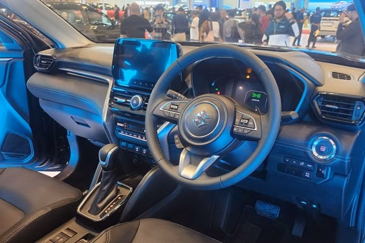 Khoang nội thất hướng đến sự tiện dụng trong quá trình sử dụng hằng ngày. Cụm màn hình đa thông tin nay là loại điện tử 7 inch, ghế trước tích hợp hệ thống thông gió ba cấp, và phanh tay chuyển sang dạng điện tử kèm tính năng Auto Hold giúp thao tác thoải mái hơn.