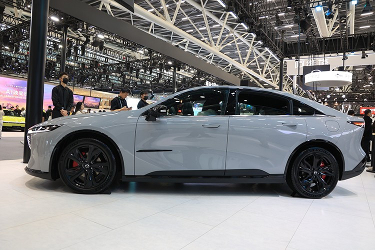 Dù mang tên EZ-6 tại Trung Quốc, mẫu xe này sẽ được xuất khẩu sang các thị trường quốc tế dưới tên gọi Mazda 6e, với một vài điều chỉnh về cấu hình pin và hệ thống sạc để phù hợp với tiêu chuẩn từng quốc gia. Tại Thái Lan, Mazda 6e dự kiến sẽ được giới thiệu chính thức tại sự kiện Motor Expo 2025 vào 28/11/2025, mở ra cơ hội tiếp cận dòng sedan điện cao cấp cho thị trường Đông Nam Á.