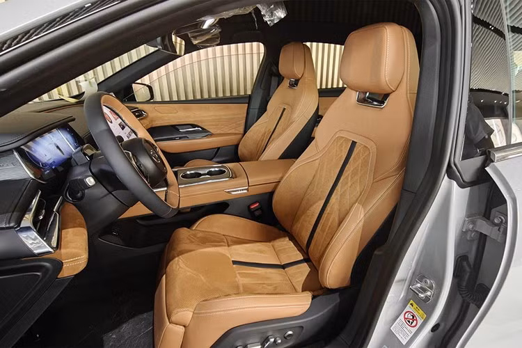 Hệ thống giải trí với dàn âm thanh Sony 14 loa tạo điểm nhấn về mặt công nghệ. Ghế da phối da lộn màu nâu, họa tiết Diamond Cut, đi kèm tính năng ngả “Zero Gravity” ở hàng ghế trước nhằm tăng sự êm ái. Toàn bộ hệ thống an toàn chủ động được gói gọn trong i-ACTIVSENSE cùng nhiều công nghệ hỗ trợ lái mới.