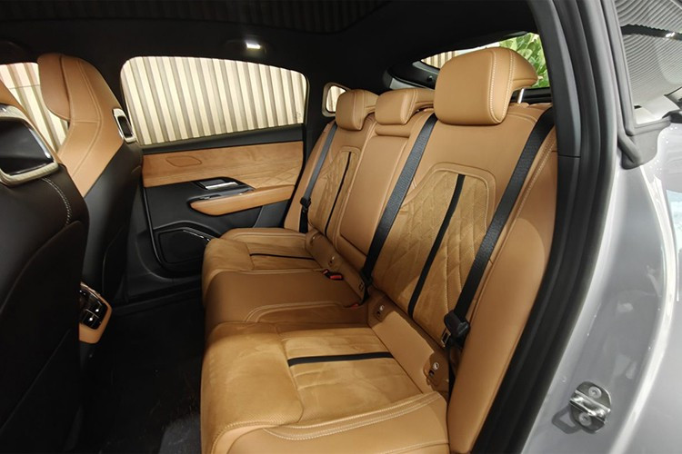 Mẫu xe sedan điện Mazda 6e có kích thước dài 4.921 mm, rộng 1.890 mm, cao 1.491 mm và trục cơ sở 2.895 mm. Phía sau là khoang hành lý dung tích 330 - 1.074 lít tùy vị trí ghế, còn phía trước bố trí thêm một khoang chứa nhỏ 70 lít.