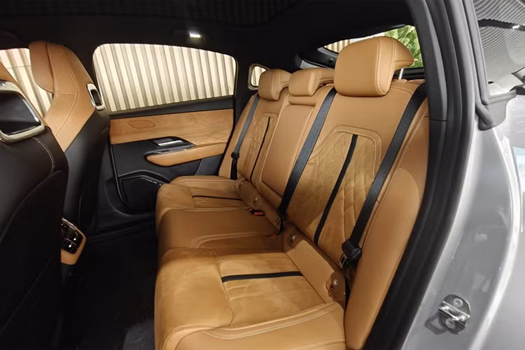 Mẫu xe sedan điện Mazda 6e có kích thước dài 4.921 mm, rộng 1.890 mm, cao 1.491 mm và trục cơ sở 2.895 mm. Phía sau là khoang hành lý dung tích 330 - 1.074 lít tùy vị trí ghế, còn phía trước bố trí thêm một khoang chứa nhỏ 70 lít.