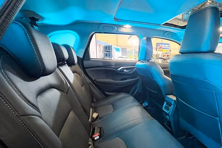 Sự kết hợp giữa động cơ, mô-tơ ISG và pin lithium-ion giúp xe tăng tốc êm ái hơn đồng thời cải thiện mức tiêu hao nhiên liệu. Đi kèm là hộp số tự động 6 cấp và lẫy chuyển số trên vô lăng, hỗ trợ cảm giác lái chủ động hơn.