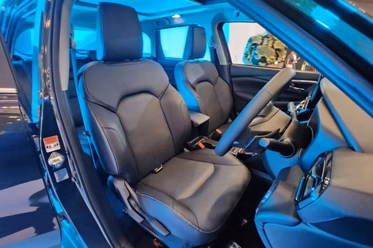 Dù không phải những thay đổi lớn, nhưng những nâng cấp mang lại trải nghiệm thực tế tốt hơn, thể hiện rõ quan điểm "nâng cấp vì người dùng" của Suzuki. Về vận hành,Grand Vitara 2025 vẫn giữ nguyên cấu hình quen thuộc với động cơ xăng K15C 1.5L kết hợp hệ thống hybrid nhẹ SHVS, cho công suất 102 mã lực và mô-men xoắn 136,8 Nm.