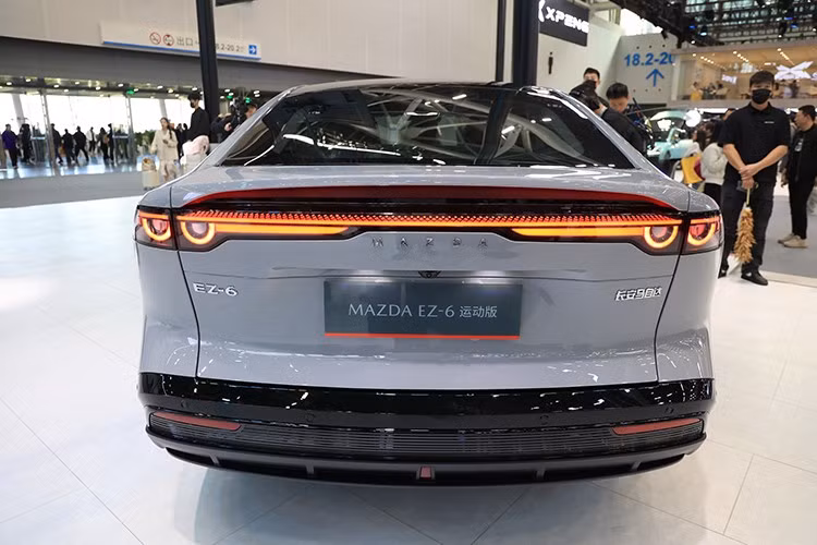 Dù Mazda 6e sẽ được phân phối chính hãng tại Thái Lan, hiện tại xe vẫn sẽ được nhập khẩu nguyên chiếc từ Trung Quốc, chưa có kế hoạch lắp ráp trong nước. Điều này xuất phát từ chính sách ưu đãi hiện hành của chính phủ Thái Lan, cho phép xe điện 100% nhập khẩu từ Trung Quốc được hưởng thuế suất 0%, tạo điều kiện lý tưởng cho các hãng xe điện mở rộng thị phần.