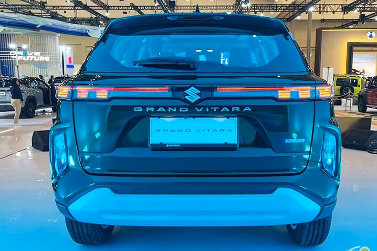 Tại thị trường Indonesia, mức giá xe Suzuki Grand Vitara 2025 được niêm yết 416 triệu rupiah (tương đương 655 triệu đồng), đi kèm chế độ bảo hành hệ thống SHVS kéo dài tới 8 năm. Xe nằm trong phân khúc B/B+, cạnh tranh trực tiếp với các đối thủ như Toyota Yaris Cross hay Corolla Cross.