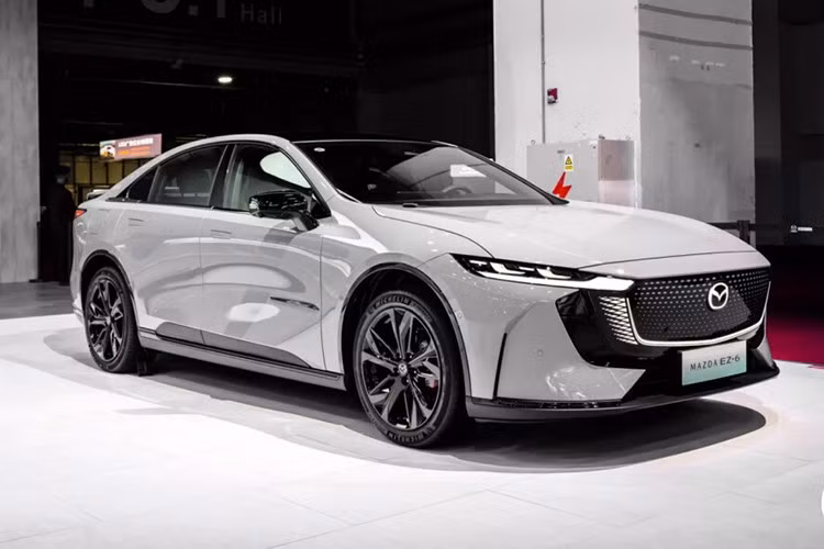 Tại triển lãm ô tô Auto Guangzhou 2025, Mazda EZ-6 phiên bản tay lái thuận đã chính thức ra mắt và được phát triển riêng cho thị trường Trung Quốc. Đây là kết quả hợp tác chiến lược giữa Mazda và ChangAn, dựa trên nền tảng của mẫu xe điện Deepal L07, nhưng được tinh chỉnh về thiết kế và công nghệ để tạo ra một mẫu sedan mang đậm phong cách Mazda.