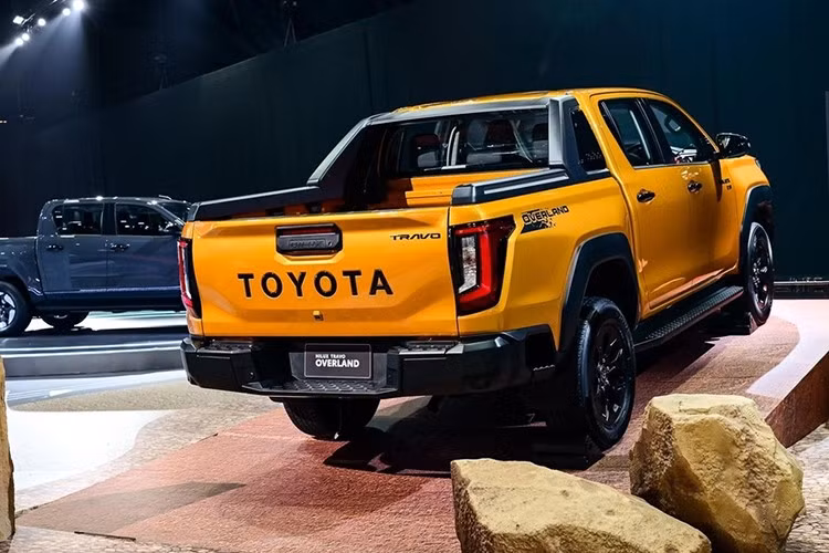 Ngoài ra, xe còn có thêm bậc lên xuống phía sau, cải thiện khả năng tiếp cận thùng xe, cùng tính năng hỗ trợ đóng/mở cửa thùng bằng điện ở các bản cao cấp. Mâm xe 18 inch xuất hiện trên các bản 4TREX và Prerunner Overland, trong khi các biến thể thấp hơn sử dụng mâm 17 inch.