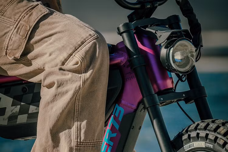 Bên dưới dáng vẻ hầm hố ấy là khung nhôm chắc chắn đi kèm động cơ in-hub gắn trục bánh sau với công suất 500 watt. Khối động cơ này được giới hạn tốc độ ở mức 32 km/h, nhờ đó không yêu cầu người điều khiển cần có bằng lái.