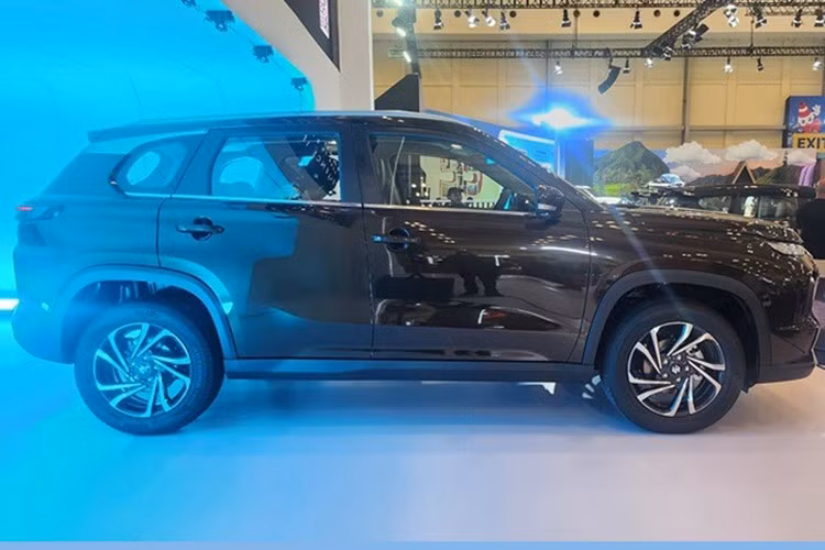 Về ngoại hình, Suzuki chỉ bổ sung màu sơn Pearl Cave Black cho Grand Vitara 2025 - điều này hướng tới nhóm khách hàng ưa phong cách thể thao. Xe vẫn giữ kích thước không thay đổi, với chiều dài x rộng x cao lần lượt là 4.345 x 1.795 x 1.645 mm, trục cơ sở dài 2.600 mm và khoảng sáng gầm 210 mm.