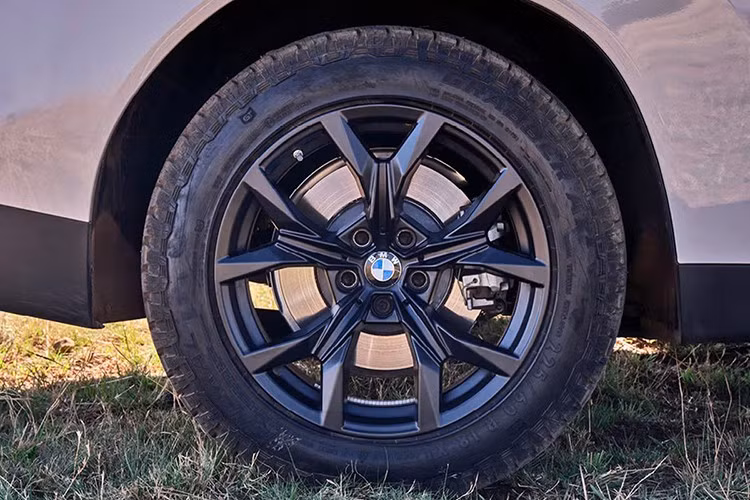 Trong những năm gần đây, các mẫu xe BMW với thiết kế theo phong cách BoF là chiếc hatchback điện i3. Nhà sản xuất Đức đã thiết kế kiến ​​trúc LifeDrive cho ứng dụng này, với LifeDrive bao gồm Life Module (thân xe) và Drive Module (khung xe). Với mẫu 700 và Neue Klasse nguyên bản, nhà sản xuất ô tô đã bắt đầu áp dụng kết cấu unibody.