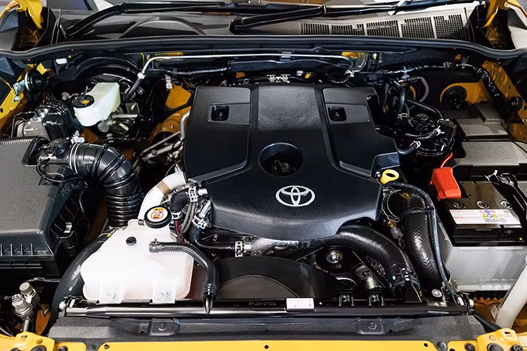 Hilux thế hệ mới duy trì khối động cơ 2.8L diesel tăng áp mã 1GD-FTV, cho công suất tối đa 204 mã lực và mô-men xoắn 500 Nm (hộp số tự động 6 cấp). Phiên bản hộp số sàn giới hạn mô-men xoắn ở mức 420 Nm. Xe có tùy chọn dẫn động cầu sau hoặc hệ dẫn động 4 bánh bán thời gian kèm khóa vi sai sau.