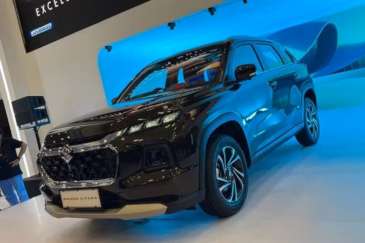 Đáng tiếc, Grand Vitara 2025 vẫn chưa được trang bị hệ thống hỗ trợ người lái ADAS, tính năng vốn đã xuất hiện trên mẫu Fronx nhỏ hơn. Trước đây, từng xuất hiện thông tin từ các đại lý về khả năng Grand Vitara được phân phối tại Việt Nam, nhưng đến nay vẫn chỉ là tin đồn.