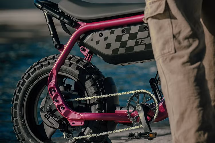 Xe được tích hợp pin 52V, 10 Ah cho quãng đường vận hành khoảng 32 km/lần sạc. Xe cũng có sẵn khay pin phụ để có thể gắn thêm một pin, nhờ đó tăng quãng đường vận hành cho một lần sạc đầy lên tới 65 km.