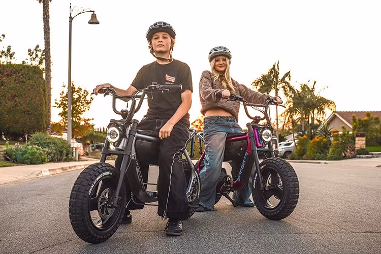 Super73 MZFT là mẫu xe đạp điện sở hữu thiết kế độc đáo với sự kết hợp giữa phong cách minibike đặc trưng cùng với chất bụi bặm của một chiếc xe đạp BMX.