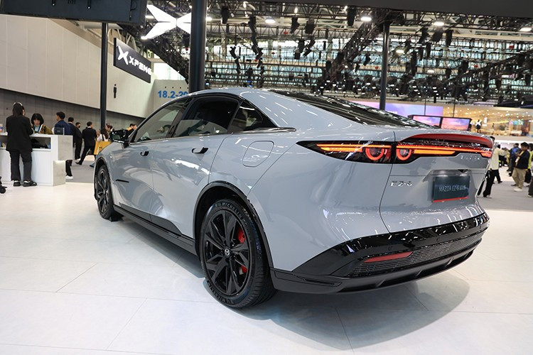 Mazda EZ-6 tại thị trường nội địa Trung Quốc được cung cấp với hai tùy chọn phiên bản. Phiên bản Standard Range trang bị một động cơ điện cho công suất tối đa 258 mã lực, mô-men xoắn 320 Nm, đi kèm bộ pin 68,8 kWh và hệ dẫn động cầu sau (RWD). Mẫu xe này có khả năng di chuyển tối đa 530 km theo tiêu chuẩn NEDC.