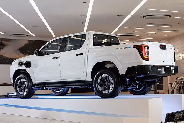 Lần đầu tiên, hệ thống kiểm soát địa hình Multi-Terrain Select được trang bị, hỗ trợ 5 chế độ: Dirt, Sand, Mud, Rock và Deep Snow.Hilux Travo-e là biến thể thuần điện đầu tiên trong lịch sử dòng bán tải này.
