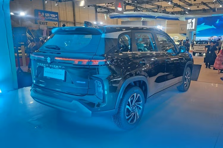 Các chi tiết còn lại như bộ mâm hay thiết kế tổng thể thân xe và một số chi tiết vẫn được giữ nguyên. Điều này cho thấy Grand Vitara 2025 không phải là bản facelift (nâng cấp giữa vòng đời) mà thiên về điều chỉnh trang bị.